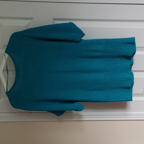 ๐ 3/$20๐ Cable & Gauge US L top with Drop Sleeves in Bright Turquoise - Picture 2 of 10